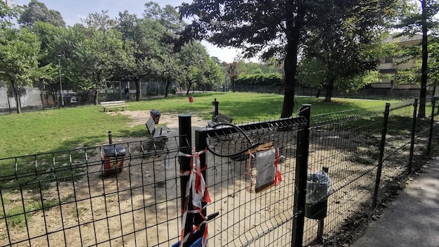 Sospetti bocconi avvelenati all'area cani di viale Buonarroti