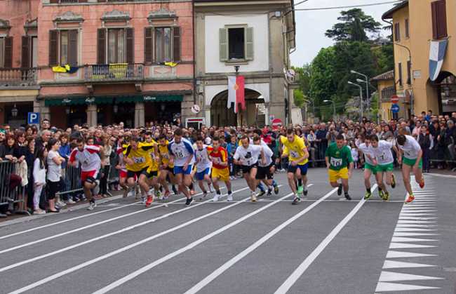Oleggio, il Cantone Bedisco ha vinto la Corsa della Torta
