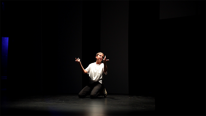 Debora Villa in scena al Pellico di Trecate con “ TILT - Esaurimento Globale”