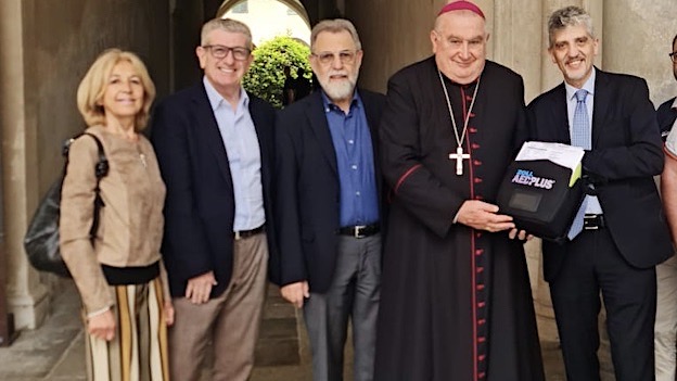 Defibrillatore automatico donato dall'Aou alla Diocesi a servizio della cattedrale