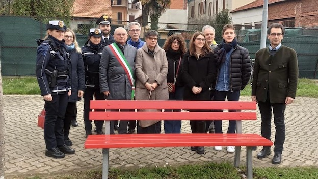 Fara Novarese, inaugurata una panchina rossa per dire "no" alla violenza sulle donne