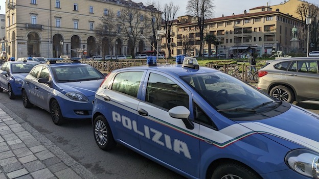 Novara, zona stazione: deturpamento e lesioni, due giovani denunciati dalla Polizia