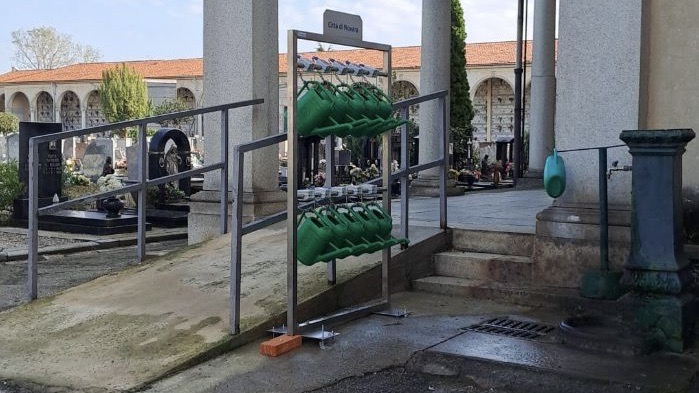 Novara, annaffiatoi a cauzione nei cimiteri cittadini