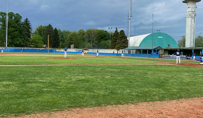 Baseball: la terra rossa di Novara suggello d’amore tra due arbitri