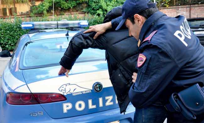 Nascondeva nel giubbotto 300 gr di hashish: giovane arrestato