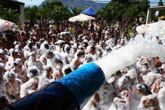 Lo schiuma party in spiaggia inaugura l'estate di Erno Beach