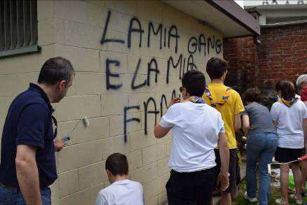 Scout cancellano i graffiti al parco di Villa Marazza