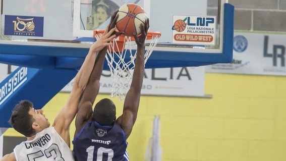Basket, College Borgomanero: rescissione del contratto per due giocatori