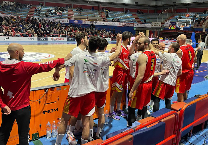 Basket, per gli Squali dell’Oleggio secondo quarto fatale contro gli Herons
