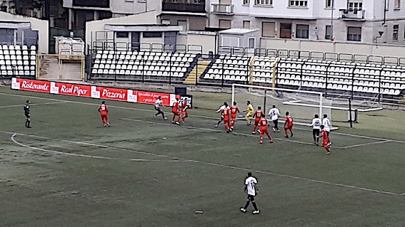 Pro Vercelli spuntata, la Pro Patria resiste un tempo in dieci: 0-0