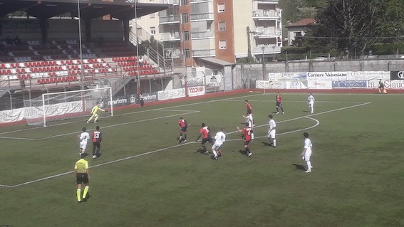 Il Gozzano soffre ma vince il derby. La vetta è sua. Foto