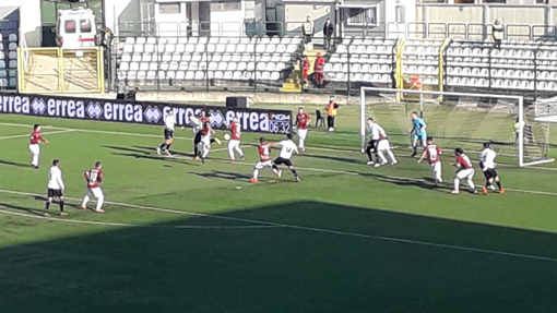 La Pro si butta via e perde il quarto posto, ora derby nei play-off