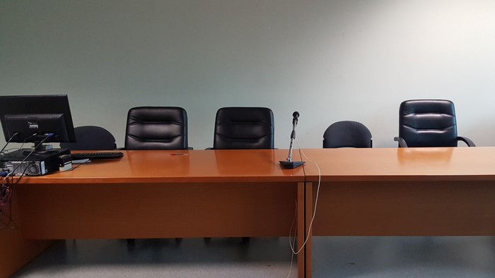 Uscì in strada mezza nuda e aggredì i carabinieri: condannata
