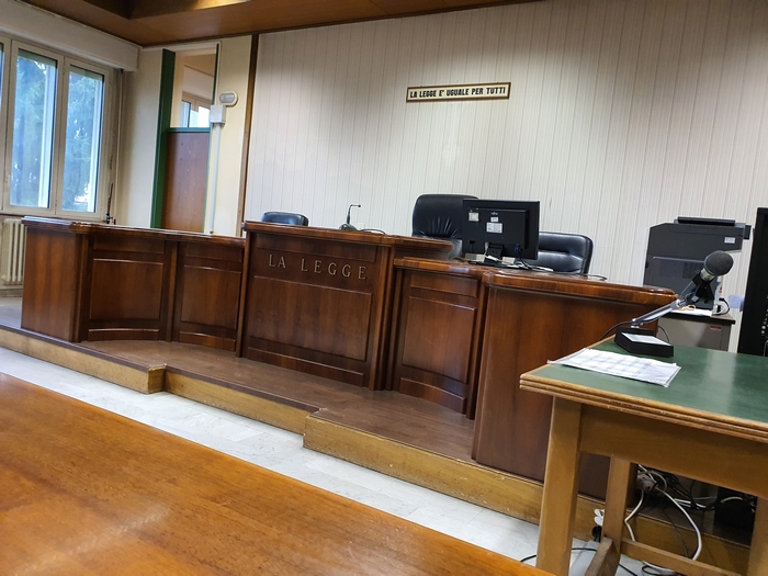 Atti falsi nella gara per l’illuminazione pubblica: imprenditore e funzionario pubblico a processo