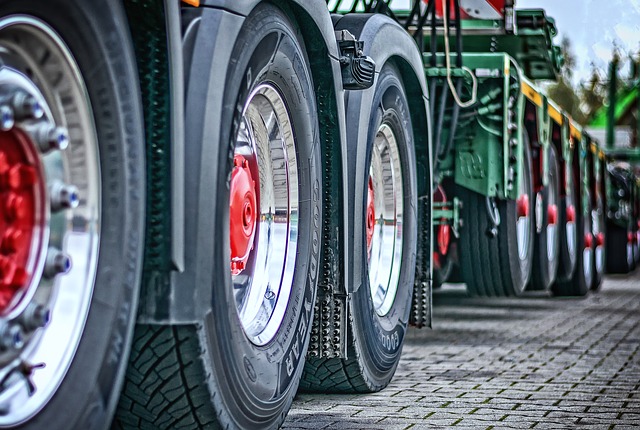 Si rompe tubo dell'olio di un camion: imbrattate vetrine e passanti