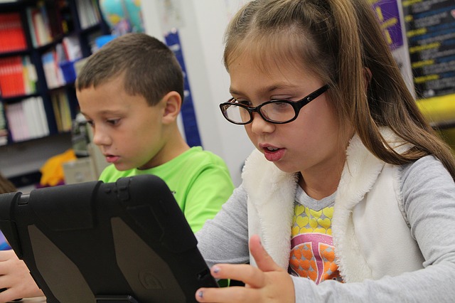 Un libro per voltare pagina all’educazione digitale. Da Fondazione Carolina il regalo per la festa del papà