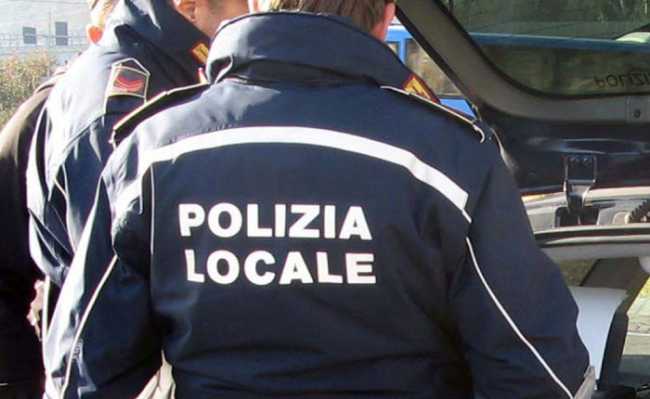 Il pittore Minera dona una sua opera alla Polizia Locale di Trecate