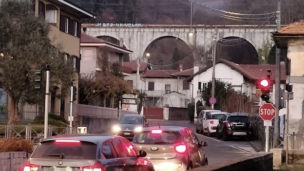 Pettenasco, attivato semaforo in centro