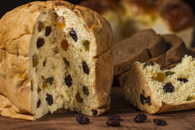 A Natale il panettone batte il pandoro, ma rimontano i dolci regionali