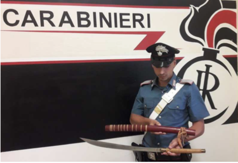 Teneva all'interno del suo locale una katana affilata ed appuntita: sequestrata dai carabinieri
