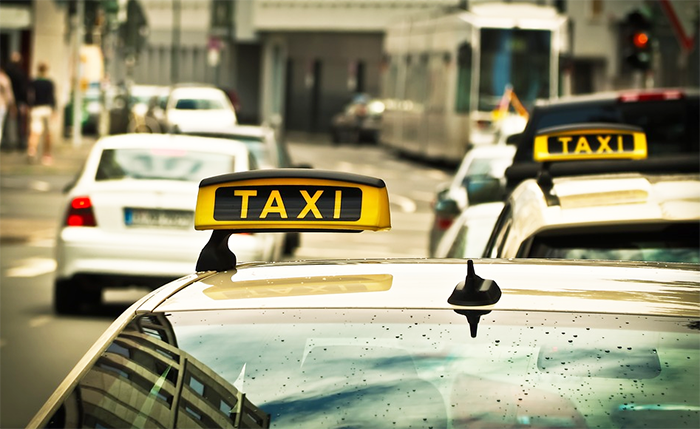Consegna a domicilio di beni, spesa e medicinali: via libera regionale per taxi e autonoleggi
