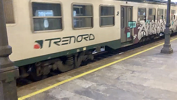 Sasso contro un finestrino del regionale per Milano: treno soppresso e disagi per i viaggiatori