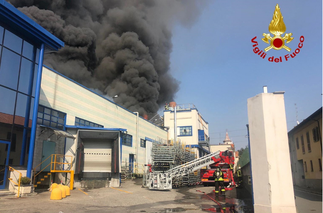 Non c’è pace in Lombardia: incendio tossico a Gallarate. Finestre chiuse nel raggio di 50km