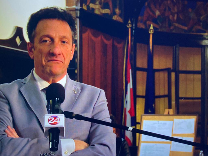Videointervista al sindaco di Arona Alberto Gusmeroli e diretta Facebook con la Rocca di Angera illuminata col tricolore