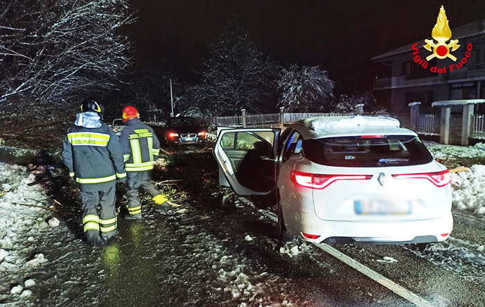 Oltre 50 interventi dei Vvf di Arona per il maltempo. Conducente in ospedale dopo la caduta di un albero in strada