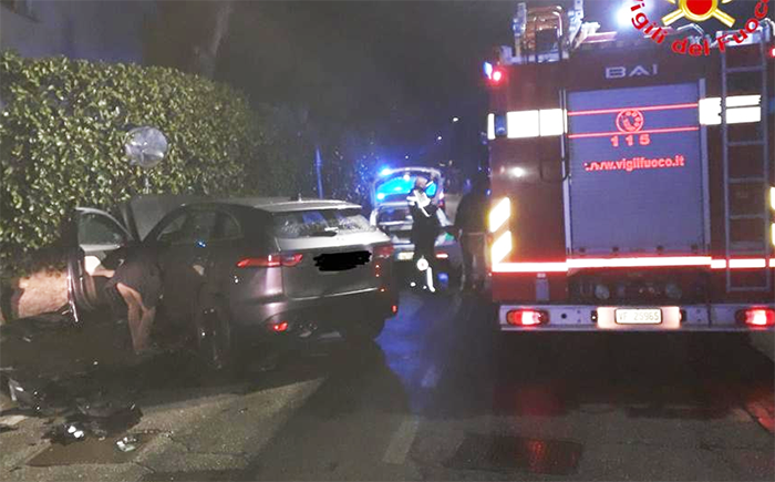 Incidente con tre auto, una persona ferita e incastrata