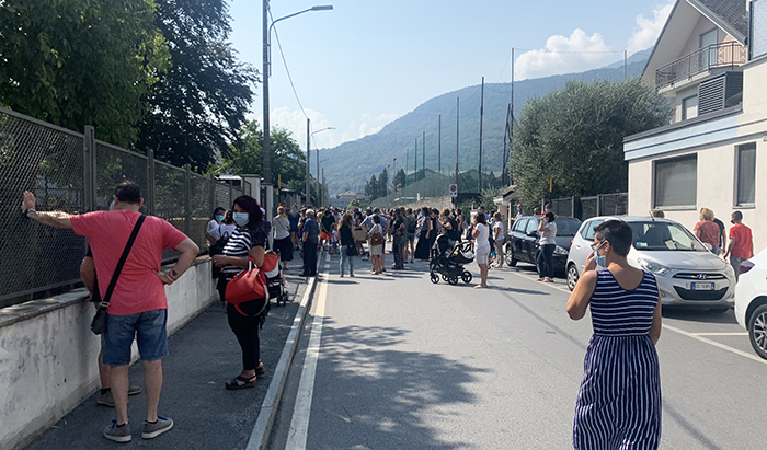 Da lunedì obbligo di indossare la mascherina anche fuori dalla scuola