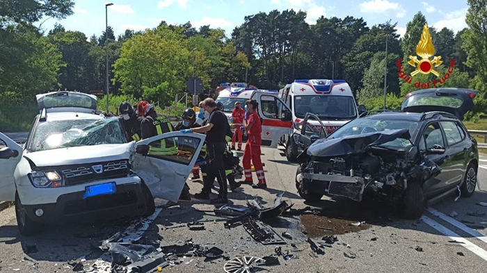 Incidente all'imbocco dell'autostrada. Tre feriti portati all'ospedale