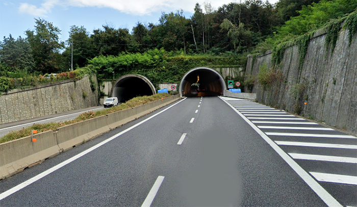 Scooter contromano in autostrada