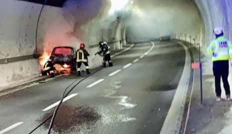 Incidente in autostrada, auto in fiamme in galleria. In due all'ospedale. Traffico bloccato 