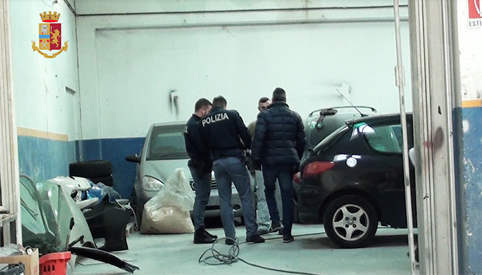  Fingono con i clienti incidenti stradali per essere rimborsati. Arrestati i titolari di una carrozzeria di Trecate