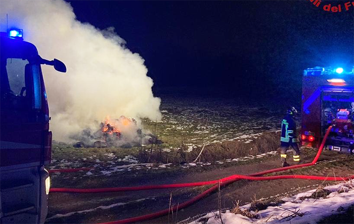 Incendio a capodanno. Fiamme a 4000 rotoballe  in un campo