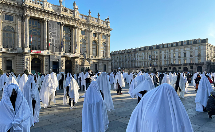 Gli operatori dello sport protestano in piazza a Torino: "Fantasmi dimenticati dal governo"
