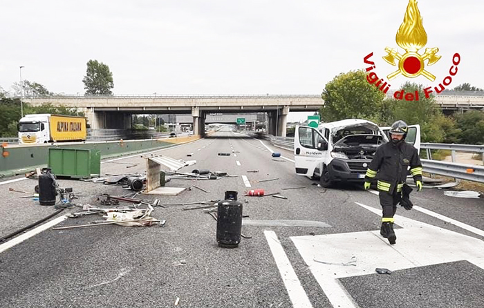 Furgone con bottiglie di Gpl si ribalta in autostrada. Intervento dei Vigili del fuoco