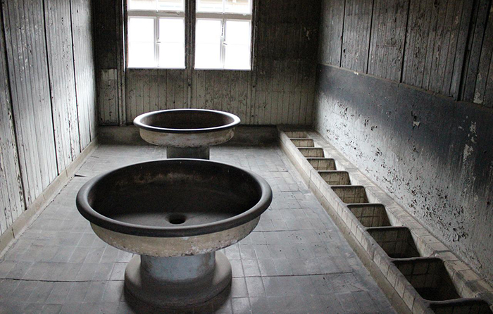 Avere il water in cella vìola i diritti umani, ce ne parla Carlo Crapanzano