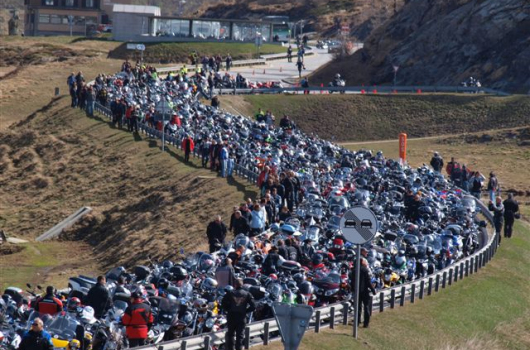 Migliaia di moto attese per l'Easy Rider a Briga e sul Sempione, con la solenne benedizione per le due ruote. Fotogallery 2021