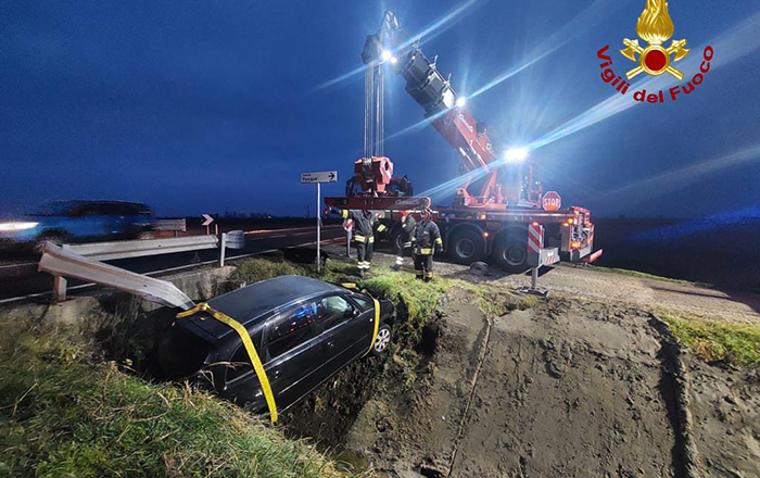 Auto esce di strada e si incastra in un fosso. Ambulanza ed autogrù