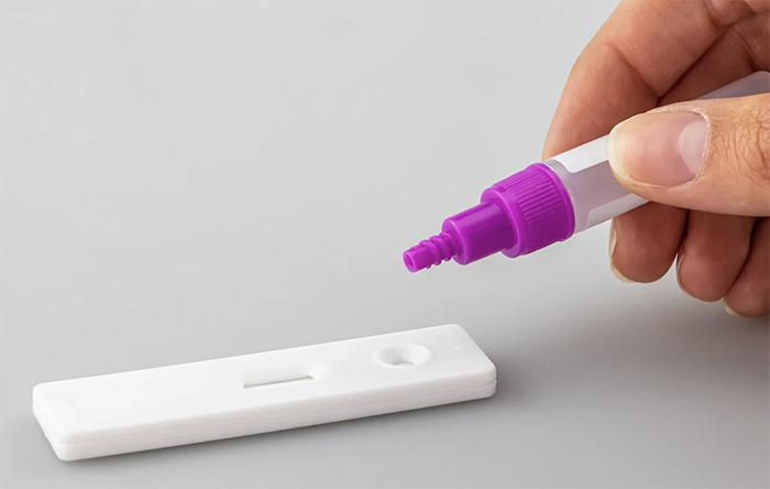 Non serve la conferma del test molecolare per i positivi all’antigenico con sintomi o contatti stretti di un caso