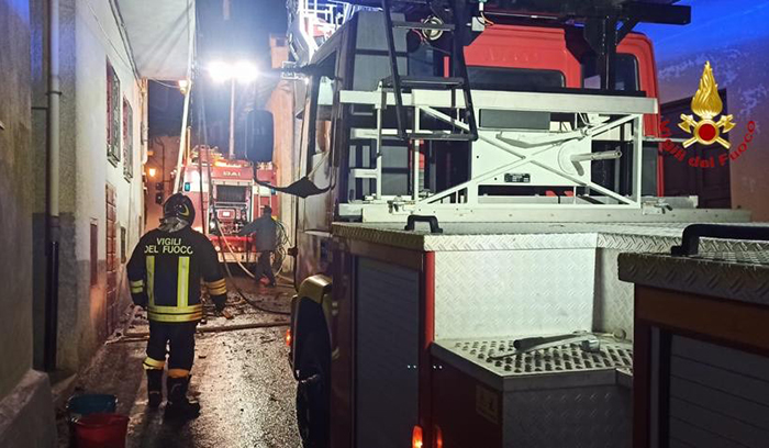  Incendio a capodanno ad un balcone e parte di un tetto. Spento dai VVF