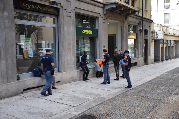 Notti di controlli della Polizia in centro città, daspo urbano per un giovane che urinava sull'Allea