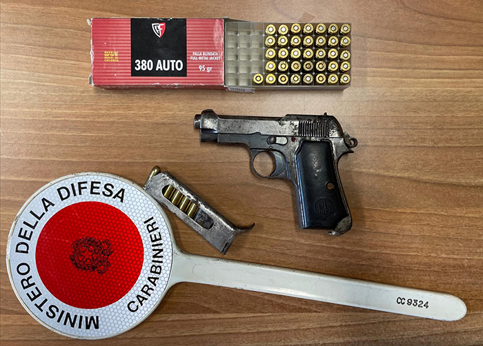 Ricercato catturato mentre usciva di casa, aveva una pistola con matricola abrasa e diverse cartucce