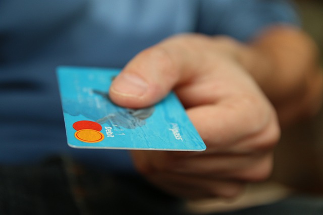 Quanto costano le commissioni bancarie quando non si paga in contanti? Ce lo spiega Carlo Crapanzano 