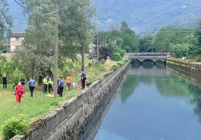 Cadavere nel canale, mistero sulla sua identità. Indagano i carabinieri di Domo 