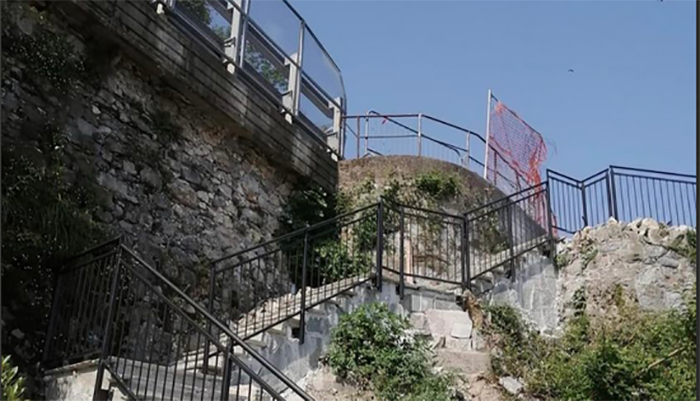 Prende forma la nuova scalinata che porta alla spiaggia libera delle Rocchette