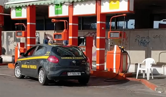 Aumento dei carburanti, controlli della Finanza: trovate 325 irregolarità 