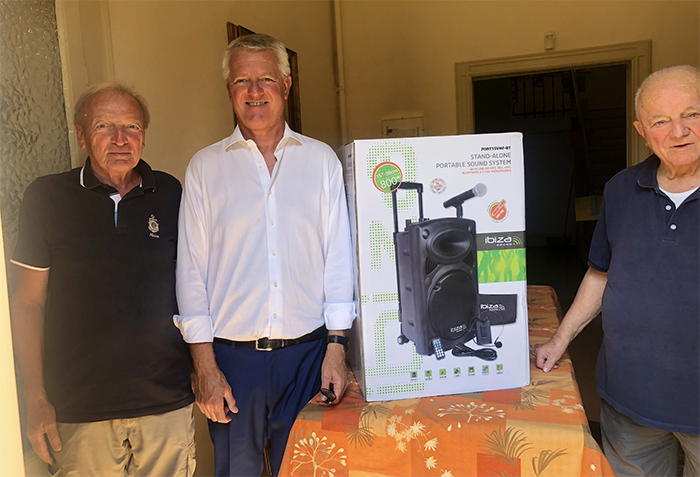 Meina: potente amplificatore portatile con microfono in dono al Parroco 